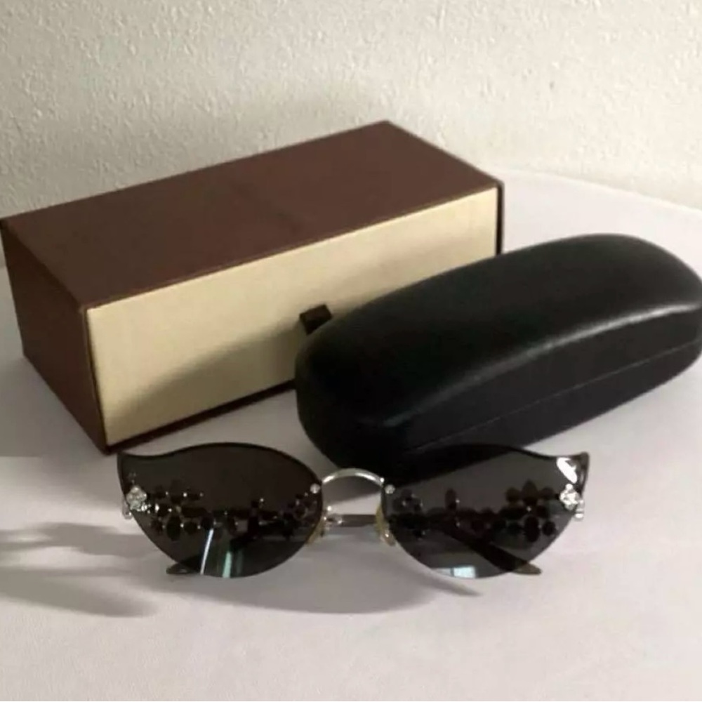 Louis Vuitton Cat eye sunglasses! Limited 2003 edition. Numbered with case&box!